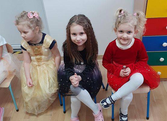 Grafika 5: Dzień Kobiet. Święto wszystkich dziewczynek i kobiet