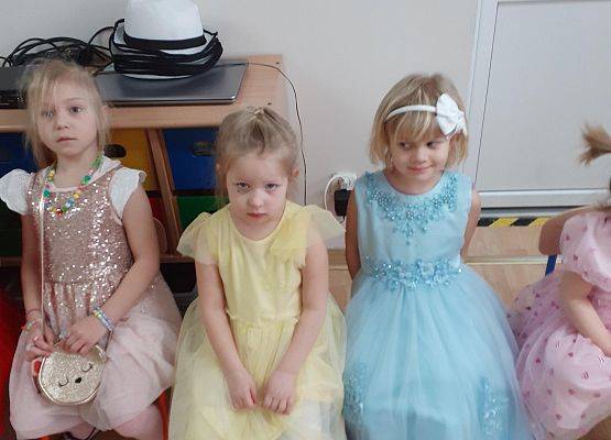 Grafika 7: Dzień Kobiet. Święto wszystkich dziewczynek i kobiet