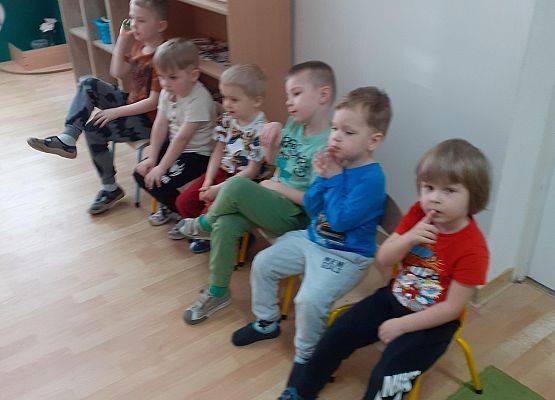 Grafika 9: Dzień Kobiet. Święto wszystkich dziewczynek i kobiet