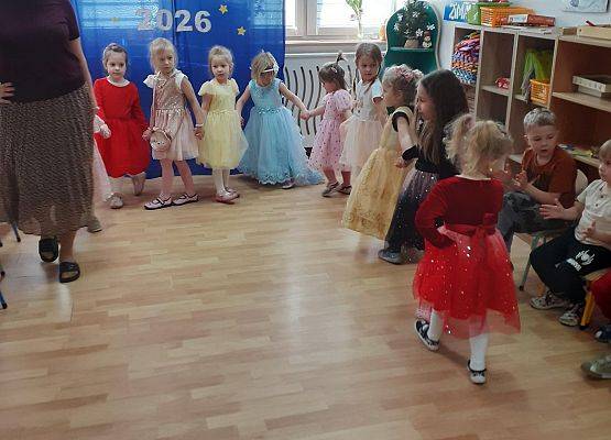 Grafika 10: Dzień Kobiet. Święto wszystkich dziewczynek i kobiet