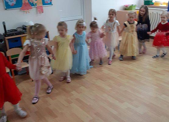 Grafika 11: Dzień Kobiet. Święto wszystkich dziewczynek i kobiet