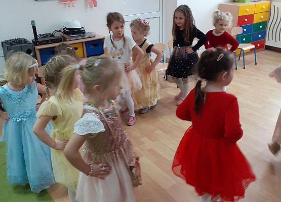 Grafika 12: Dzień Kobiet. Święto wszystkich dziewczynek i kobiet