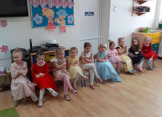 Grafika 13: Dzień Kobiet. Święto wszystkich dziewczynek i kobiet