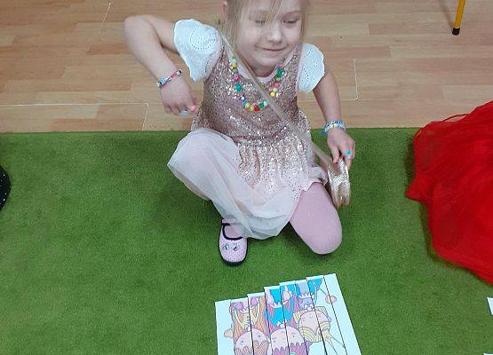 Grafika 15: Dzień Kobiet. Święto wszystkich dziewczynek i kobiet