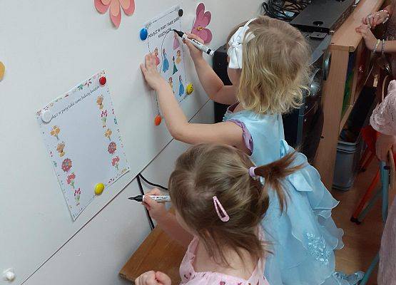 Grafika 18: Dzień Kobiet. Święto wszystkich dziewczynek i kobiet