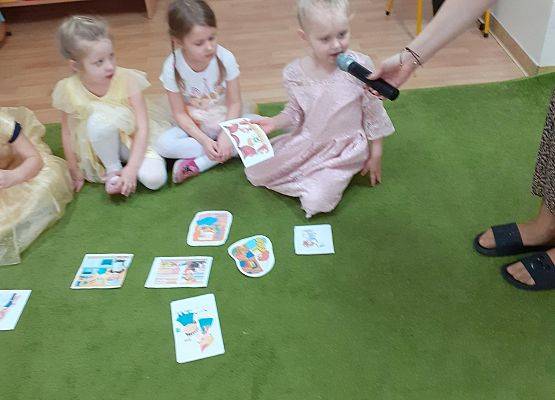 Grafika 21: Dzień Kobiet. Święto wszystkich dziewczynek i kobiet