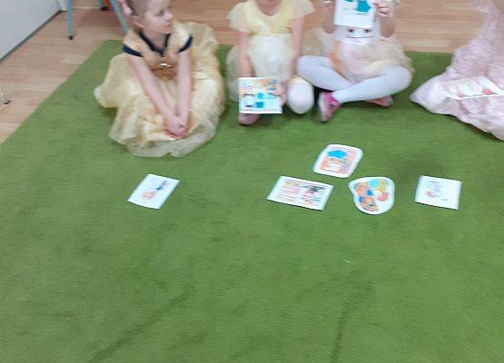 Grafika 25: Dzień Kobiet. Święto wszystkich dziewczynek i kobiet