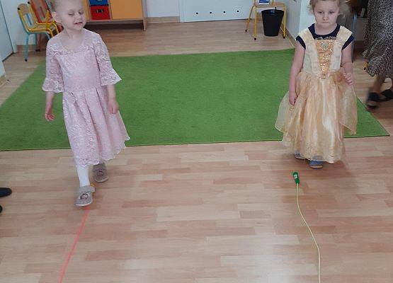 Grafika 27: Dzień Kobiet. Święto wszystkich dziewczynek i kobiet