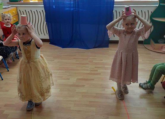 Grafika 28: Dzień Kobiet. Święto wszystkich dziewczynek i kobiet