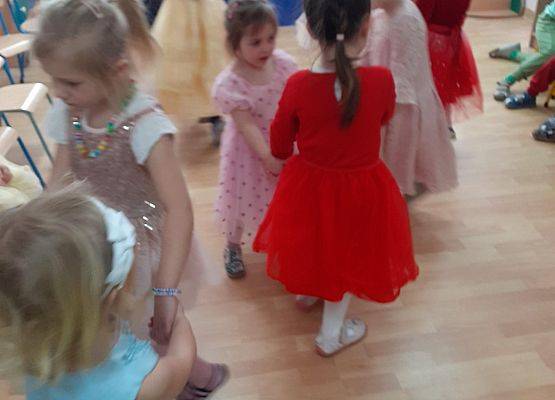 Grafika 38: Dzień Kobiet. Święto wszystkich dziewczynek i kobiet