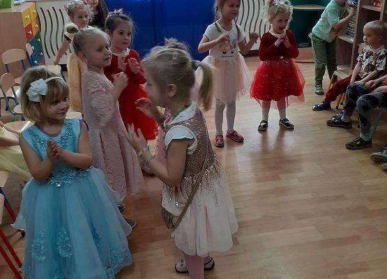 Grafika 39: Dzień Kobiet. Święto wszystkich dziewczynek i kobiet