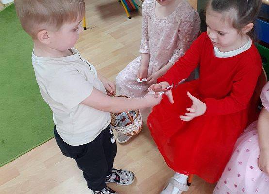 Grafika 44: Dzień Kobiet. Święto wszystkich dziewczynek i kobiet