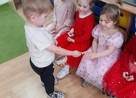 Grafika 45: Dzień Kobiet. Święto wszystkich dziewczynek i kobiet