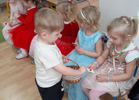 Grafika 48: Dzień Kobiet. Święto wszystkich dziewczynek i kobiet