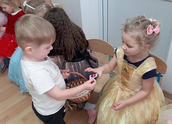 Grafika 50: Dzień Kobiet. Święto wszystkich dziewczynek i kobiet