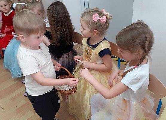 Grafika 51: Dzień Kobiet. Święto wszystkich dziewczynek i kobiet