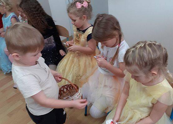 Grafika 52: Dzień Kobiet. Święto wszystkich dziewczynek i kobiet