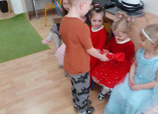 Grafika 54: Dzień Kobiet. Święto wszystkich dziewczynek i kobiet