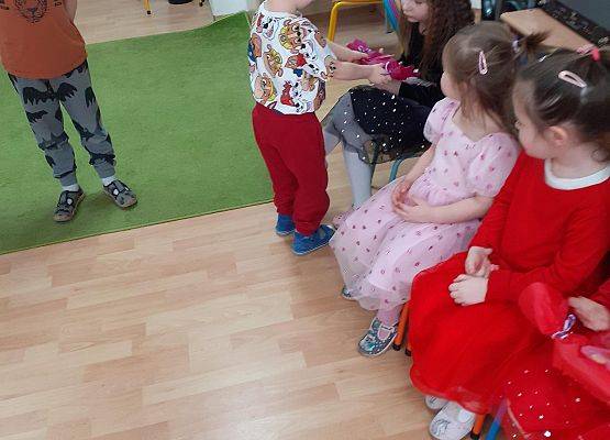 Grafika 55: Dzień Kobiet. Święto wszystkich dziewczynek i kobiet