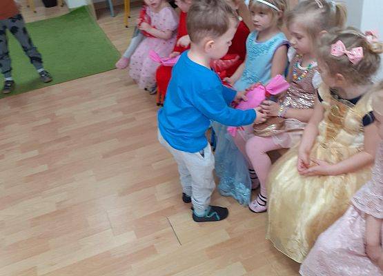 Grafika 59: Dzień Kobiet. Święto wszystkich dziewczynek i kobiet