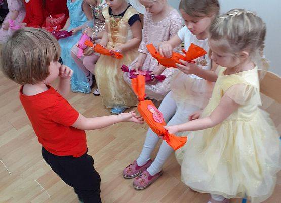 Grafika 62: Dzień Kobiet. Święto wszystkich dziewczynek i kobiet