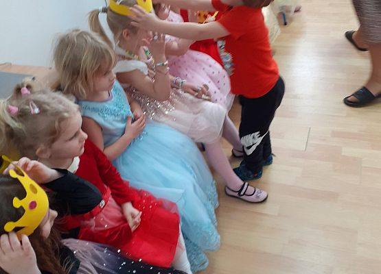 Grafika 66: Dzień Kobiet. Święto wszystkich dziewczynek i kobiet