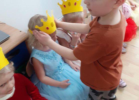 Grafika 69: Dzień Kobiet. Święto wszystkich dziewczynek i kobiet