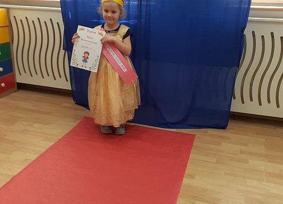 Grafika 75: Dzień Kobiet. Święto wszystkich dziewczynek i kobiet