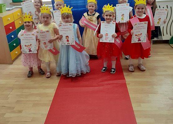 Grafika 81: Dzień Kobiet. Święto wszystkich dziewczynek i kobiet