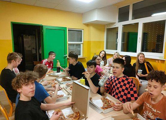 Grafika 6: Nocka w szkole