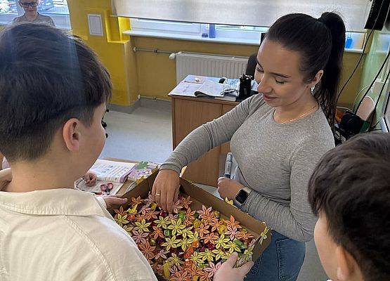 Grafika 13: Dzień Kobiet w szkole