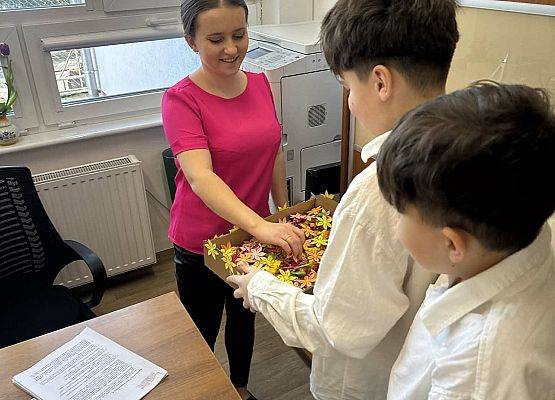 Grafika 8: Dzień Kobiet w szkole