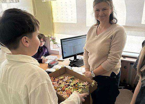 Grafika 2: Dzień Kobiet w szkole