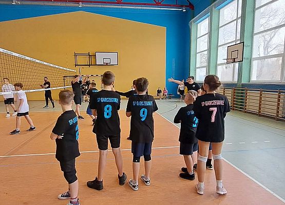 Grafika 3: Gminne zawody w piłce siatkowej dziewcząt i chłopców w ramach Igrzysk Dzieci.