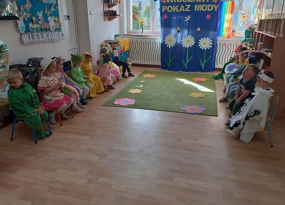 Grafika 1: Wiosenny pokaz mody