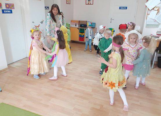 Grafika 6: Wiosenny pokaz mody