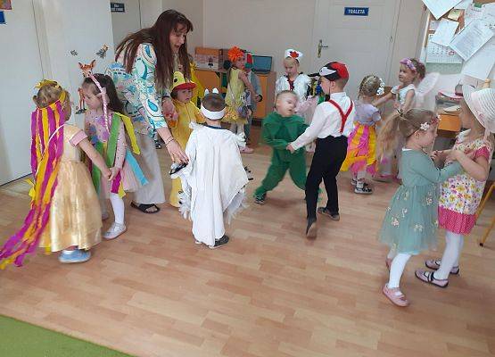 Grafika 7: Wiosenny pokaz mody