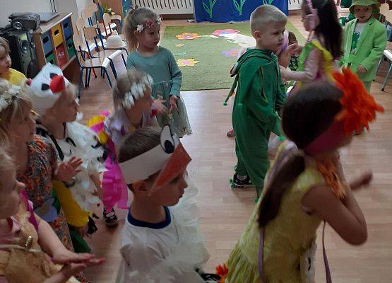 Grafika 8: Wiosenny pokaz mody