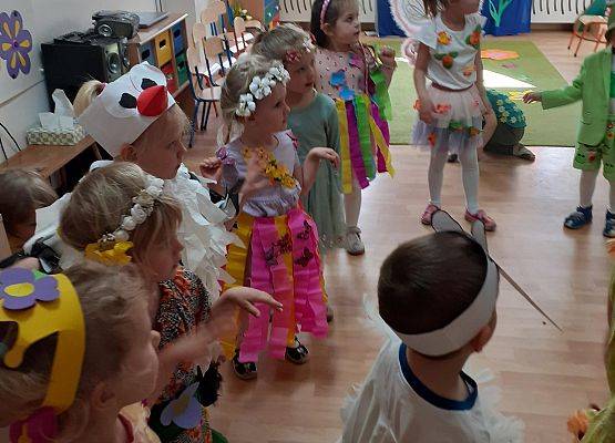 Grafika 9: Wiosenny pokaz mody