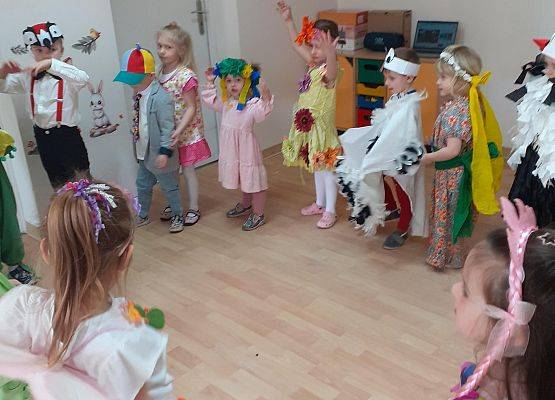 Grafika 12: Wiosenny pokaz mody