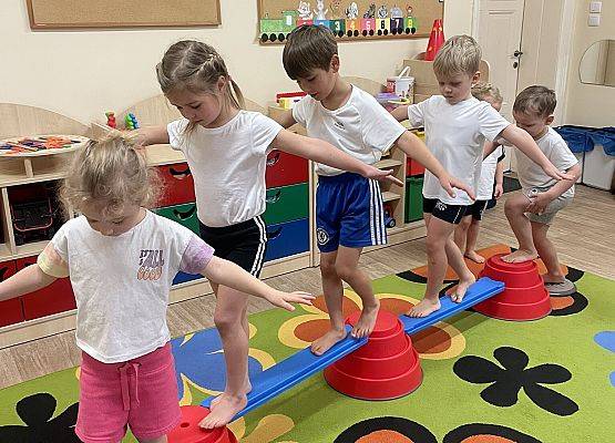 Grafika 2: GIMNASTYKA TO ZABAWA, SPORT DLA DZIECI WAŻNA SPRAWA