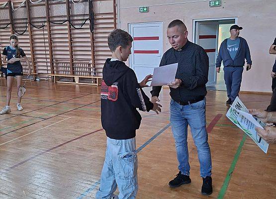 Grafika 2: Igrzyska Młodzieży Szkolnej – zmagania w badmintonie dziewcząt i chłopców