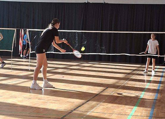 Grafika 3: Igrzyska Młodzieży Szkolnej – zmagania w badmintonie dziewcząt i chłopców