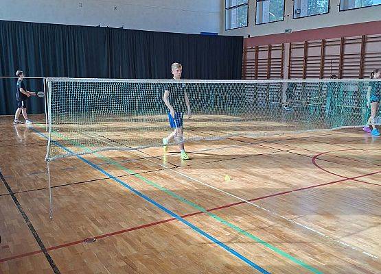 Grafika 1: Igrzyska Młodzieży Szkolnej – zmagania w badmintonie dziewcząt i chłopców