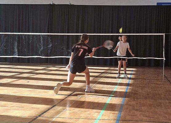 Grafika 6: Igrzyska Młodzieży Szkolnej – zmagania w badmintonie dziewcząt i chłopców