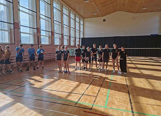 Grafika 4: Igrzyska Młodzieży Szkolnej – zmagania w badmintonie dziewcząt i chłopców