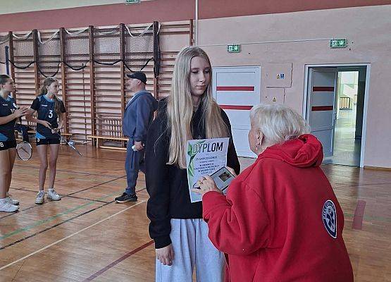 Grafika 5: Igrzyska Młodzieży Szkolnej – zmagania w badmintonie dziewcząt i chłopców