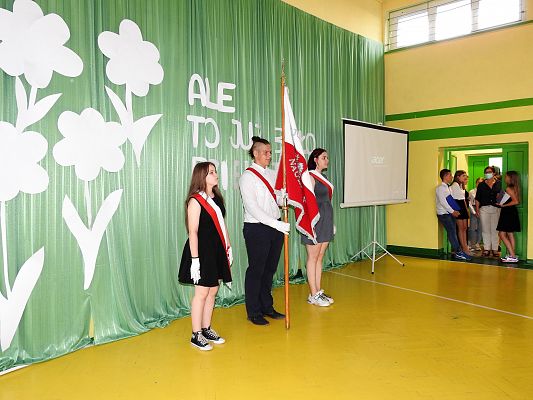 Grafika 2: Uroczysty Apel z okazji pożegnania VIII-mej klasy 2020/2021