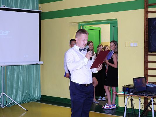 Grafika 4: Uroczysty Apel z okazji pożegnania VIII-mej klasy 2020/2021