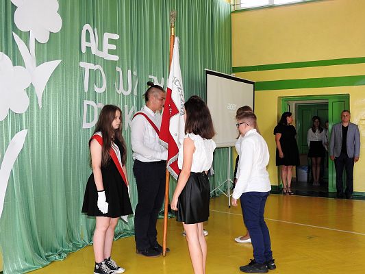 Grafika 24: Uroczysty Apel z okazji pożegnania VIII-mej klasy 2020/2021